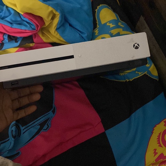 Xbox one x still works a functioning all cables included